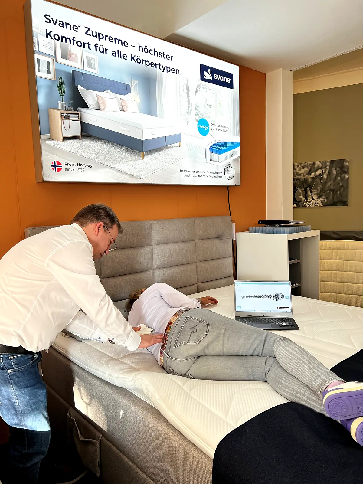 Rückenvermessung bei der Vermessaktion im belluna Schlafzentrum Weyhe auf einem Svane Bett
